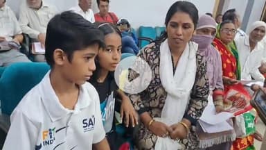 खंडवा नगर: ताइक्वांडो में गोल्ड मेडल जीतने वाली बालिका अदिति ने जनसुनवाई में कलेक्टर को दिया गुलाब, कलेक्टर ने दी बधाई