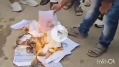 नवादा: मंत्री जीवेश मिश्रा के खिलाफ नवादा की सड़कों पर यूट्यूब ने निकाला आक्रोश मार्च, प्रजातां चौक पर जलाया फोटो