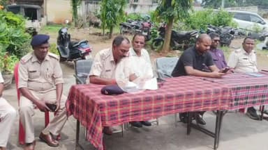 सेन्हा: सेन्हा थाना परिसर में दशहरा पर्व को लेकर शांति समिति की बैठक, पूजा पंडालों को सुरक्षा और अनुशासन के निर्देश