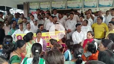 मंझनपुर: टीईटी अनिवार्यता के खिलाफ शिक्षकों ने मंझनपुर कलेक्ट्रेट में किया विरोध, डीएम को सौंपा ज्ञापन