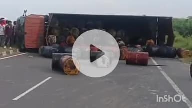 कोल: गोपी में तेज रफ्तार दो कारों की आपस में भिड़ंत, पीछे से आया ट्रक वाहनों को बचाने के प्रयास में पलटा, हाइवे पर लगा जाम