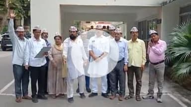 झांसी: बुंदेलखंड क्रांति दल ने किसानों की खाद की कमी का मुद्दा उठाया, मंडलायुक्त को कार्यालय में सौंपा ज्ञापन