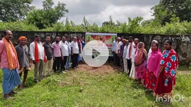 जगदलपुर: बस्तर दशहरा में रथ निर्माण के लिए काटे गए पेड़ों की क्षतिपूर्ति हेतु सांसद के नेतृत्व में गरावंड कला में रोपे गए पौधे