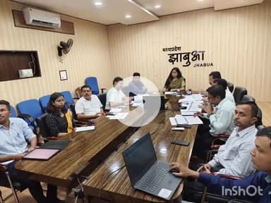 झाबुआ: झाबुआ में कलेक्टर ने राजस्व अधिकारियों के साथ समीक्षा बैठक की, आवश्यक निर्देश दिए