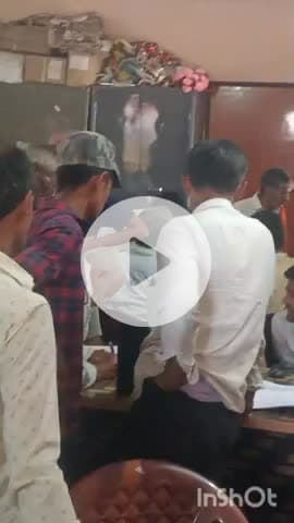 छौड़ाही: सावंत पंचायत भवन के प्रांगण में रैयतों में सुधार के लिए लोगों द्वारा फॉर्म जमा किए जा रहे हैं