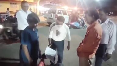 खंडवा नगर: खंडवा: नवचंडी मंदिर के महंत बाबा गंगाराम का धरना, एसडीएम ने हटाया; मेला क्षेत्र में पक्की दुकानों का कर रहे थे विरोध