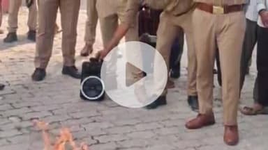 सिराथू: आग लगने की समस्या से निपटने के लिए थाना सैनी में पुलिस वालों ने ग्रामीणों को सिखाए गुण, एसडीएम व सीओ रहे मौजूद