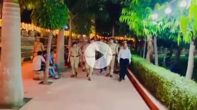 शाहजहांपुर: एसपी ने थाना कोतवाली क्षेत्रान्तर्गत हनुमतधाम पर आगामी त्योहारों के मद्देनज़र किया पैदल गश्त