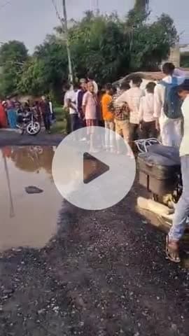 परिहार: मुसहरनिया में खस्ताहाल सड़क पर ई-रिक्शा पलटा, अफरा-तफरी मची