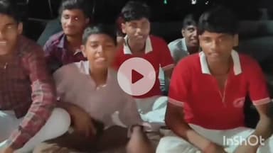 शाहजहांपुर: रात 8 बजे बीएसए ऑफिस के गेट पर भूख हड़ताल पर बैठे स्कूली बच्चों को पुलिस ने कार्रवाई का आश्वासन देकर धरने से उठाया