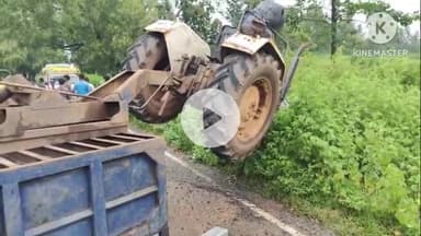 घाघरा: दोदांग के पास मुख्य मार्ग पर ट्रैक्टर पलटा, सड़क जाम होने से लगी वाहनों की लंबी कतारें