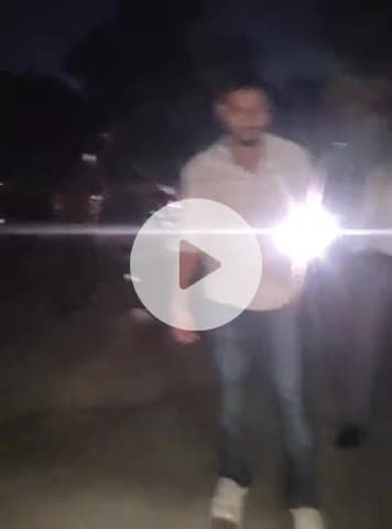 भीलवाड़ा: ट्रांसपोर्ट नगर क्षेत्र में युवक स्कूटी सहित 7 फीट गहरे नाले में गिरा, राहगीरों ने युवक और स्कूटी को निकालकर बचाई जान