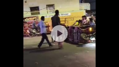 झांसी: टंडन रोड पर सवारियों से भरा ई-रिक्शा पलटा, सवारियों में मची चीख-पुकार