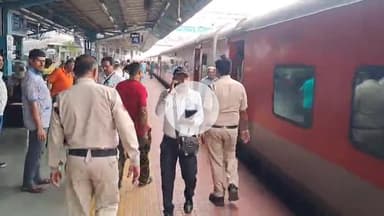 खंडवा नगर: महानगरी एक्सप्रेस में चोरी करते हुए आरोपी धराया, लोगों ने धुना, खंडवा जीआरपी को सौंपा