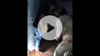 झांसी: नवाबाद स्थित जल संस्थान के कर्मचारी के घर के स्टोर रूम में घुसा 6 फीट लंबा सांप, वन विभाग ने किया रेस्क्यू