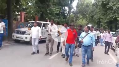 मैनपुरी: ग्रामीण पत्रकार एसोसिएशन के पत्रकारों ने जिला मुख्यालय पहुंचकर अपनी मांगों को लेकर डीएम को सौंपा ज्ञापन