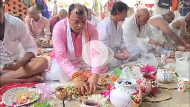 गया टाउन सीडी ब्लॉक: गया के देवघाट पर झांसी के सामाजिक कार्यकर्ता ने अज्ञात दिवंगतों की आत्मशांति के लिए पिंडदान व तर्पण किया