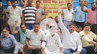 शाहजहांपुर: उद्योग व्यापार प्रतिनिधि मंडल ने सैंपलिंग के नाम पर उत्पीड़न बंद करने की मांग की, काली पट्टी बांधकर किया विरोध प्रदर्शन
