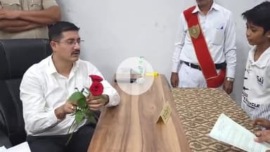 खंडवा नगर: जनसुनवाई में पहुंचकर परिवार ने कलेक्टर को दिया गुलाब का फूल