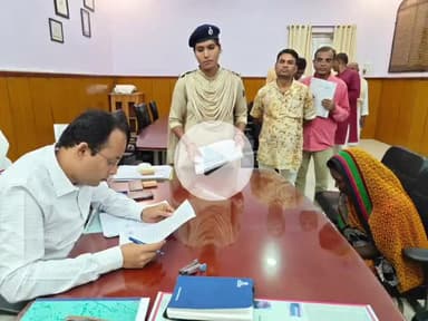 गया टाउन सीडी ब्लॉक: ज़िले भर से आए 40 पीड़ितों की समस्याओं को जिलाधिकारी शशांक शुभंकर ने सुना, संबंधित अधिकारियों को दिए निर्देश