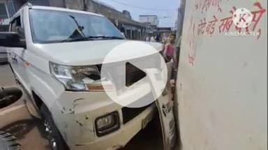 खुरई: सागरनाका चौराहे पर कार ने बाइक और ई-रिक्शा को टक्कर मारी, मंदिर से टकराई, बाइक सवार और रिक्शा चालक घायल