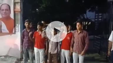 शाहजहांपुर: बीएसए कार्यालय के बाहर देर रात तक स्कूली बच्चे और अभिभावक धरने पर बैठे रहे, आरोप- ₹5000 दूसरे खातों में भेजे गए