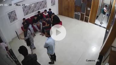 लाडपुरा: कोटा में हॉस्टल में घुसकर कोचिंग स्टूडेंट और वार्डन को धमकाया, पिस्टल दिखाकर धमकाने की तस्वीर सीसीटीवी में कैद