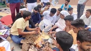 बीकानेर: सोशल मीडिया स्टार बीकानेरी गर्ल के खिलाफ कार्रवाई की मांग को लेकर पीड़ित परिवार ने एसपी कार्यालय के बाहर किया प्रदर्शन