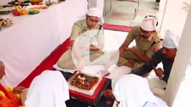 गोंडा: पुलिसलाइन में विश्वकर्मा जयंती पर एसपी ने भगवान विश्वकर्मा का विधि विधान से पूजा की, सरकारी शस्त्रों का भी किया पूजन