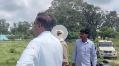 शाहजहांपुर: डीएम ने अख्तयारपुर बघौरा में गौ अभ्यारण केंद्र बनाने के लिए भूमि का किया निरीक्षण