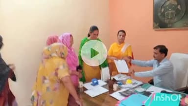 चूरू: चूरू में महिला कांग्रेस कार्यकर्ताओं ने उपनिदेशक को सौंपा ज्ञापन