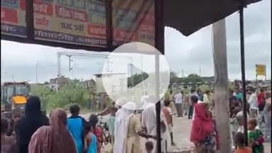 गोंडा: इटियाथोक रेलवे स्टेशन के पास अतिक्रमण हटाने की कार्रवाई में जेसीबी से ढही दुकानें
