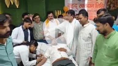 झांसी: महारानी लक्ष्मीबाई मेडिकल कॉलेज में 'सेवा पखवाड़ा' के तहत रक्तदान शिविर का आयोजन, 170 लोगों ने किया रक्तदान