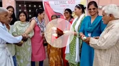 झांसी: प्रधानमंत्री के जन्मदिन और एकादशी पर उज्जवल फाउंडेशन ने झांसी के वृद्ध आश्रम में भोजन सामग्री वितरित की