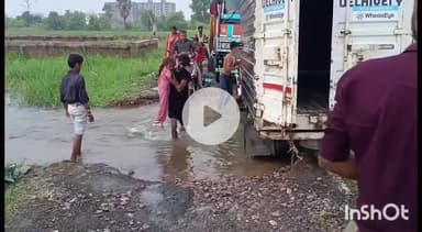 संपतचक: जान जोखिम में डालकर सड़क पार करने को मजबूर लोग ,नगर परिषद अध्यक्ष ने कहा जल्द होगी मरम्मत #jansamasya