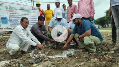 शाहबाद: सेवा सप्ताह कार्यक्रम के अंतर्गत नगर पालिका के अधिकारियों और सभासदों ने झाड़ू लगाकर वृक्षारोपण किया