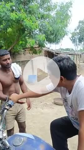 #भिखारी #गाड़ी #साफ़ कर #comedy #funny #trending #viral #ytshorts #2025shorts #memes #entertainment #fun