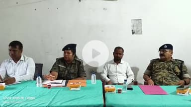 लोहरदगा: लोहरदगा सदर थाना परिसर में शांति समिति की बैठक, अधिकारियों ने दशहरा पर्व शांति और सौहार्द से मनाने का दिया निर्देश