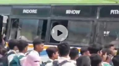 महू: लापरवाह बस संचालक क्षमता से अधिक सवारियां बैठा रहे, वीडियो वायरल