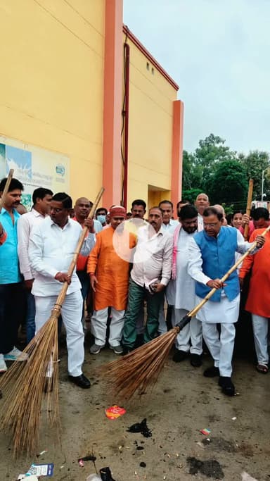 आज मोदी जी के जन्मदिन पर सेवा पखवारा में स्वच्छता कार्यक्रम से लेकर रक्तदान के साथ कई कार्यक्रम माननीय मंत्री जी और विधायक जी मौजूदगी में हुआl
#narendramodi #birthday #bjp #swachbharatabhiyan #clean  Pankaj Chaudhary