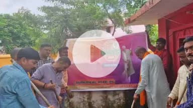 करनैलगंज: प्रधानमंत्री मोदी के जन्मदिवस पर कटरा बाजार के विधायक बावन सिंह ने विकासखंड परिसर में लगाया झाड़ू