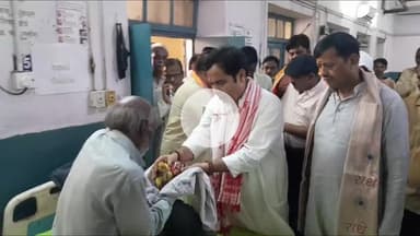 मथुरा: मोदी के जन्मदिन पर विधायक ने मरीजों को बांटे फल