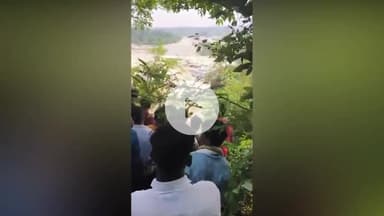 गिरिडीह: मोहनपुर: टुंडी रोड वॉटरफॉल में नहाते समय नदी में फंसे चार युवक, लोगों से मांगी मदद