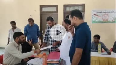 झालरापाटन: झालरापाटन में कांग्रेस पार्षदों ने घर-घर कचरा संग्रहण टेंडर में भ्रष्टाचार का आरोप लगाते हुए EO को ज्ञापन दिया