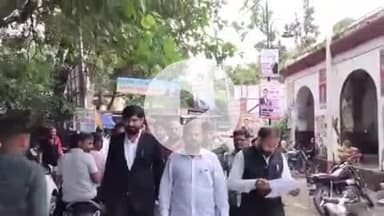 इटावा: करणीसेना ने शहर में खुले में संचालित मीट दुकानों और मंदिरों के समीप शराब दुकानों को हटवाने के लिए डीएम को सौंपा ज्ञापन