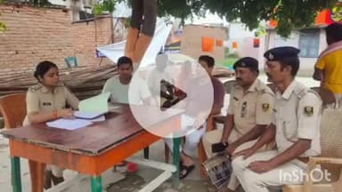 बरौली: बरौली थाना परिसर में आगामी विधानसभा चुनाव को लेकर थाना प्रभारी ने पुलिस पदाधिकारियों के साथ की बैठक