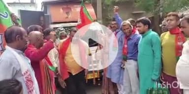 फतुहा: पूर्व प्रत्याशी इंजीनियर सत्येंद्र सिंह ने अलावलपुर गांव में 'चलो जीते हैं' रथ को हरी झंडी दिखाकर किया रवाना