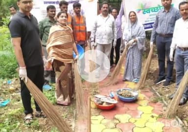 झाबुआ: झाबुआ में स्वच्छता ही सेवा पखवाड़ा के अंतर्गत नगर परिषद ने अध्यक्ष के नेतृत्व में चलाया सफाई अभियान