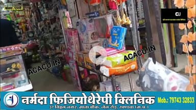 बुधवार बाजार की एक दुकान से बच्चों का डायपर चुरा कर ले गई महिलाएं. दुकानदार ने जारी किया फुटेज