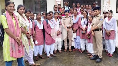 शासकीय इंदिरा कॉलेज में प्रधानमंत्री के जन्मदिन पर महिला थाना प्रभारी ने छात्राओं को स्वच्छता की शपथ दिलाई